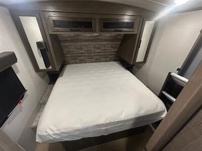 2023 Keystone Cougar 25RDSWE   - Photo 17 - Madera, CA 93636