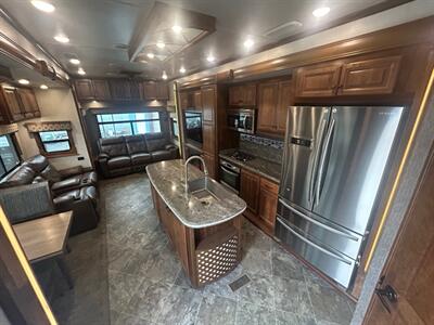 2019 Heartland Landmark Newport 365   - Photo 17 - Madera, CA 93636