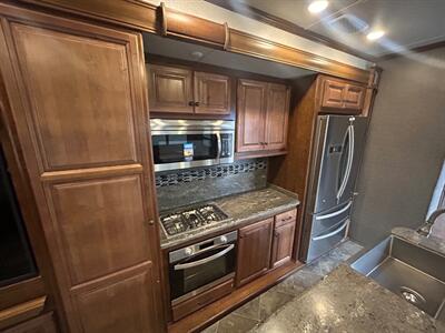 2019 Heartland Landmark Newport 365   - Photo 29 - Madera, CA 93636