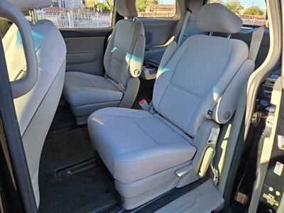 2017 Kia Sedona L - Photo 11 - Tucson, AZ 85705