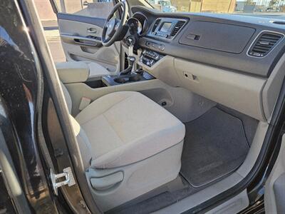 2017 Kia Sedona L - Photo 8 - Tucson, AZ 85705
