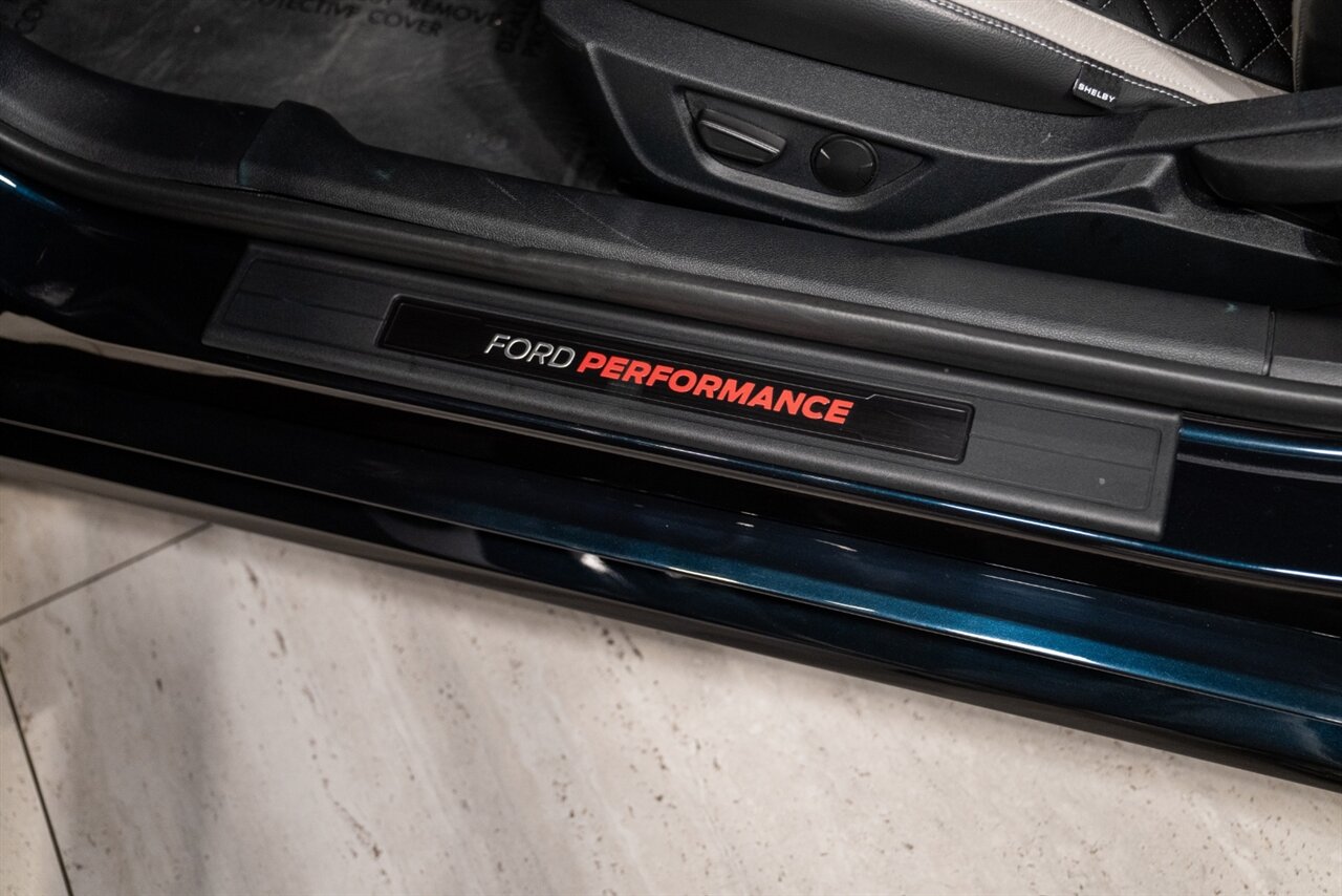 2022 Ford Mustang - Photo 13