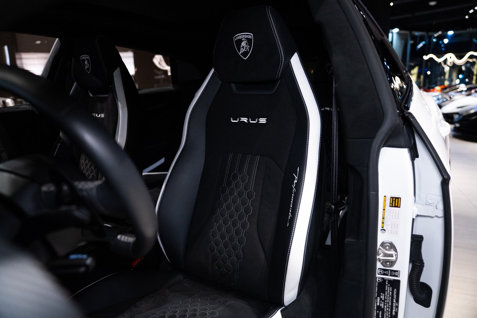 2023 Lamborghini Urus - Photo 35