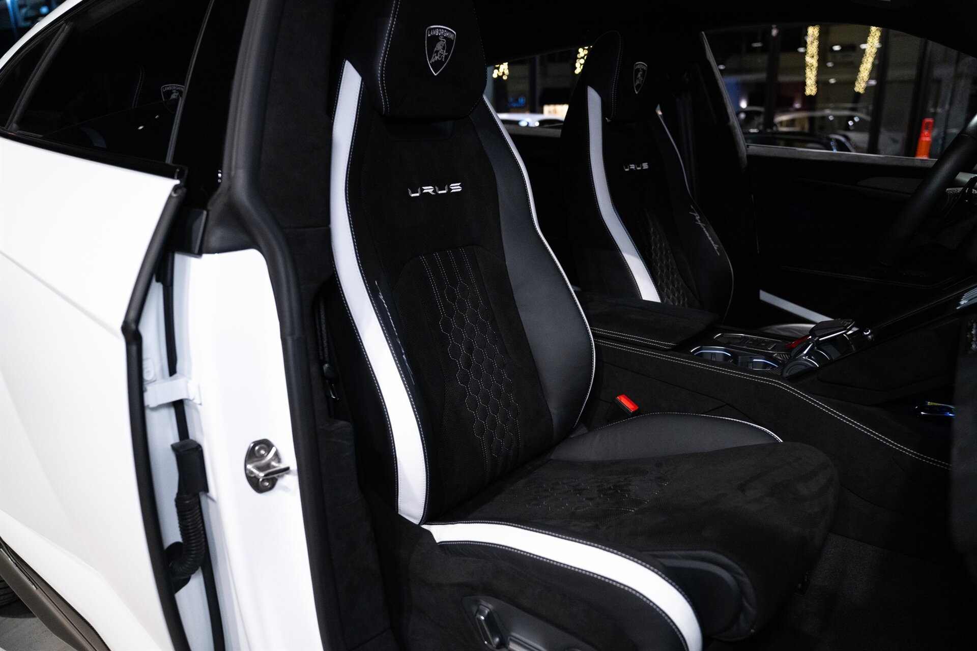 2023 Lamborghini Urus - Photo 31