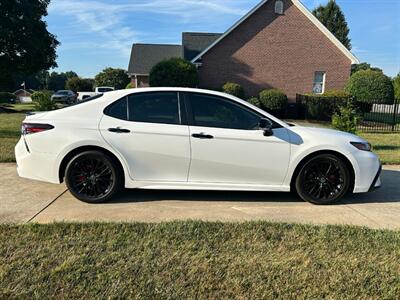 2022 Toyota Camry Hybrid SE Nightshade   - Photo 3 - Mooresville, NC 28115