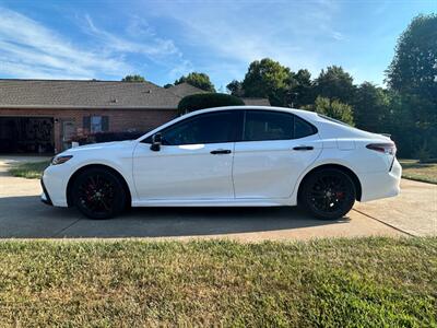 2022 Toyota Camry Hybrid SE Nightshade   - Photo 2 - Mooresville, NC 28115