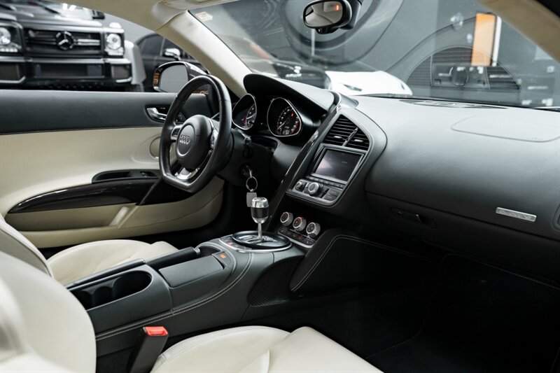 2010 Audi R8 5.2 quattro - Photo 57 - Huntington Beach, CA 92649
