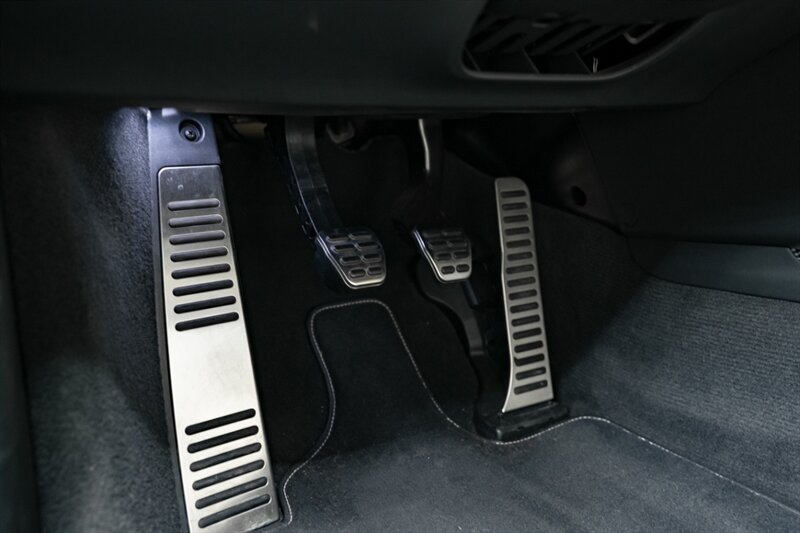 2010 Audi R8 5.2 quattro - Photo 51 - Huntington Beach, CA 92649