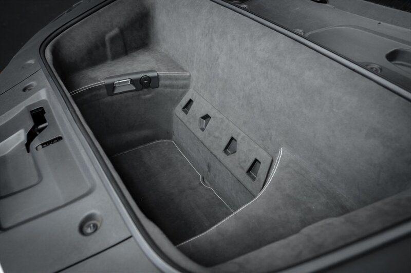 2010 Audi R8 5.2 quattro - Photo 9 - Huntington Beach, CA 92649