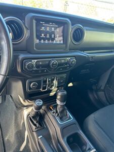 2022 Jeep Gladiator Sport   - Photo 9 - Longview, WA 98632