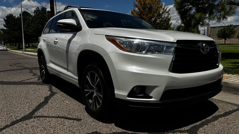 2016 Toyota highlander FWD XLE  