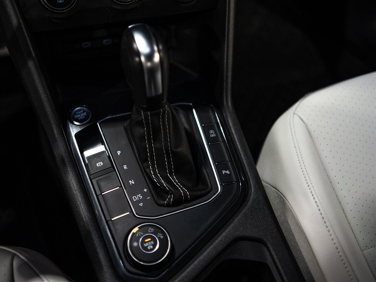 2021 Volkswagen Tiguan SE R-Line Black 4Motion - Photo 26 - Peoria, IL 61615