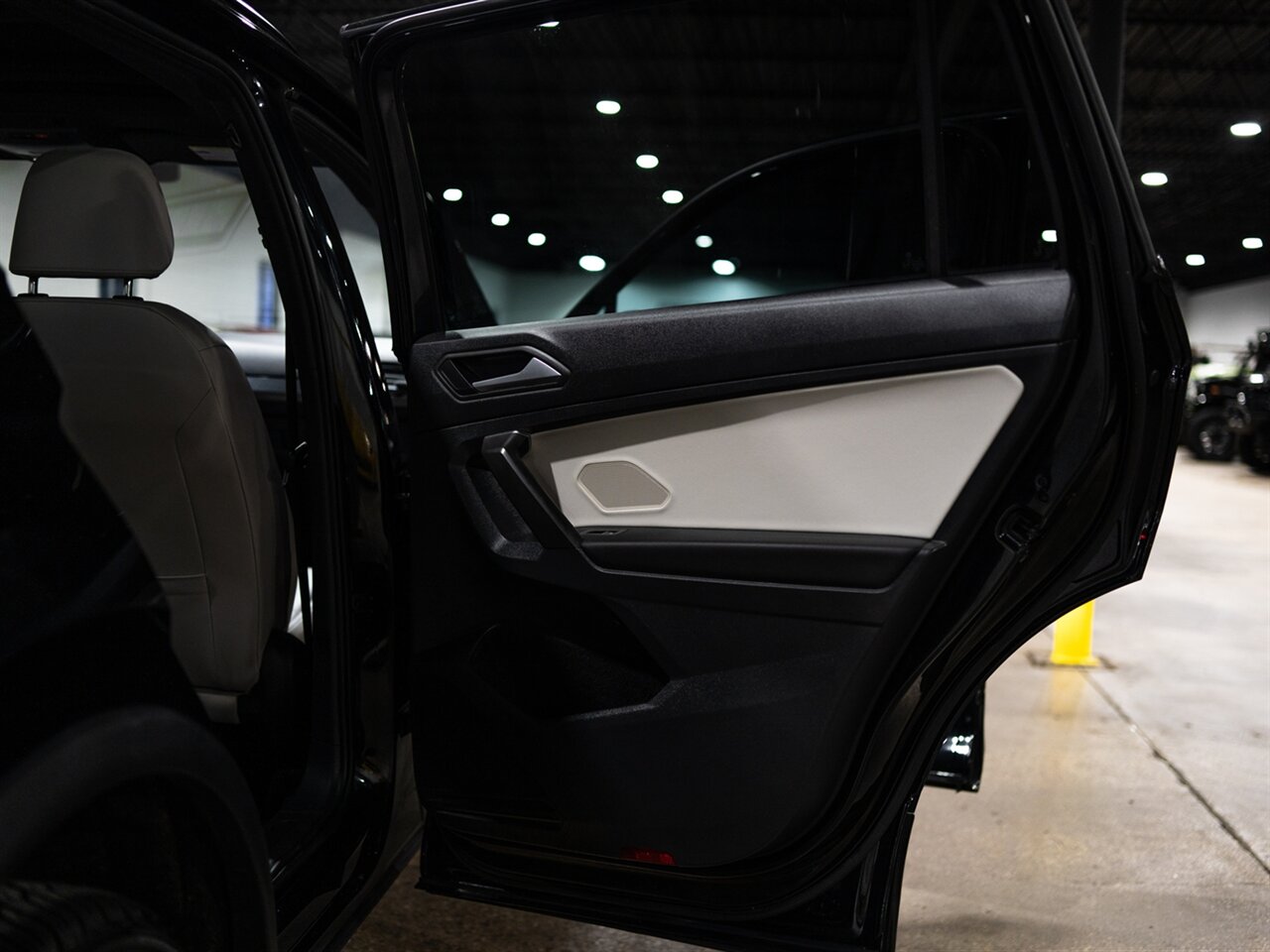 2021 Volkswagen Tiguan SE R-Line Black 4Motion - Photo 39 - Peoria, IL 61615