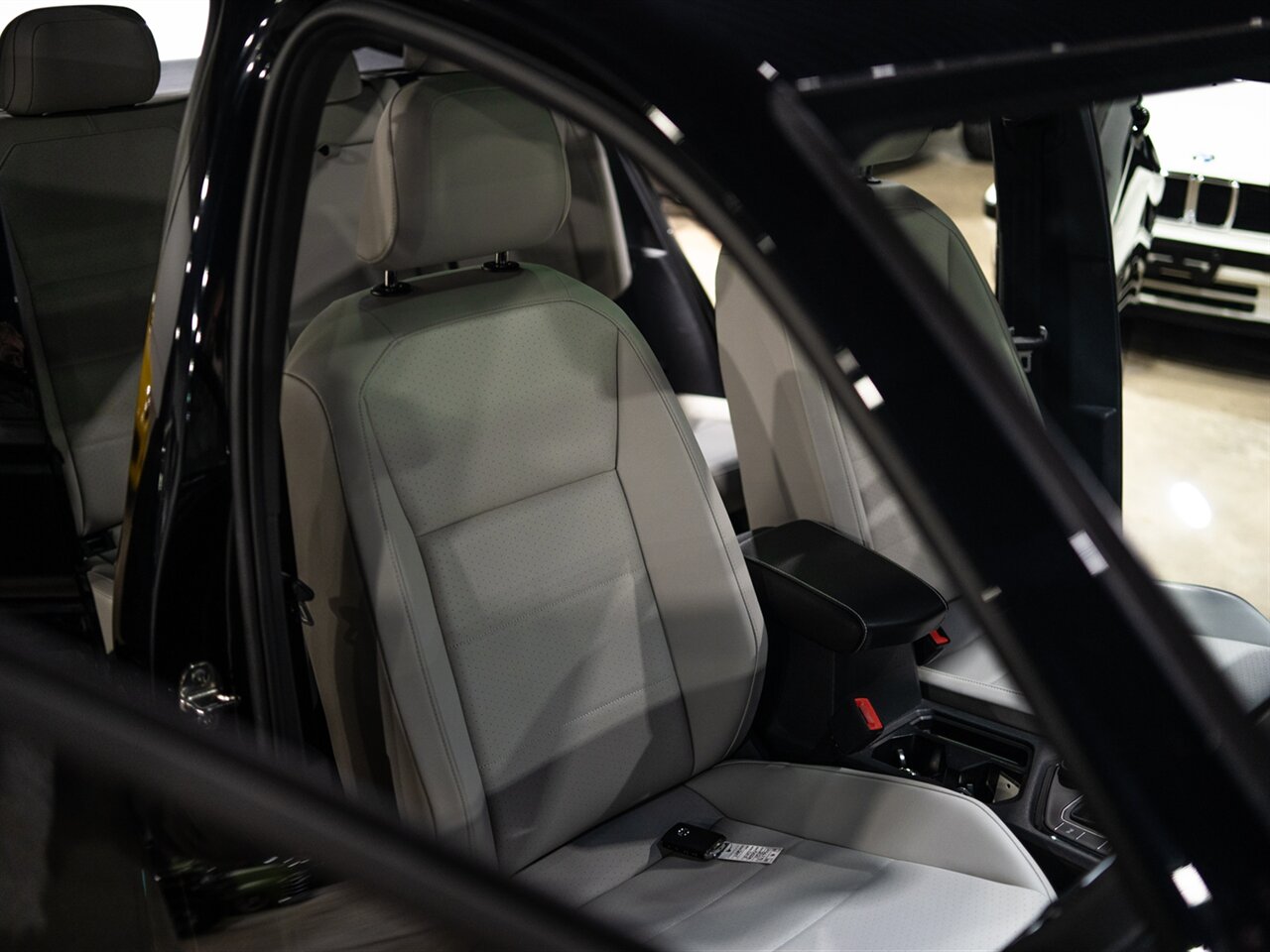 2021 Volkswagen Tiguan SE R-Line Black 4Motion - Photo 33 - Peoria, IL 61615