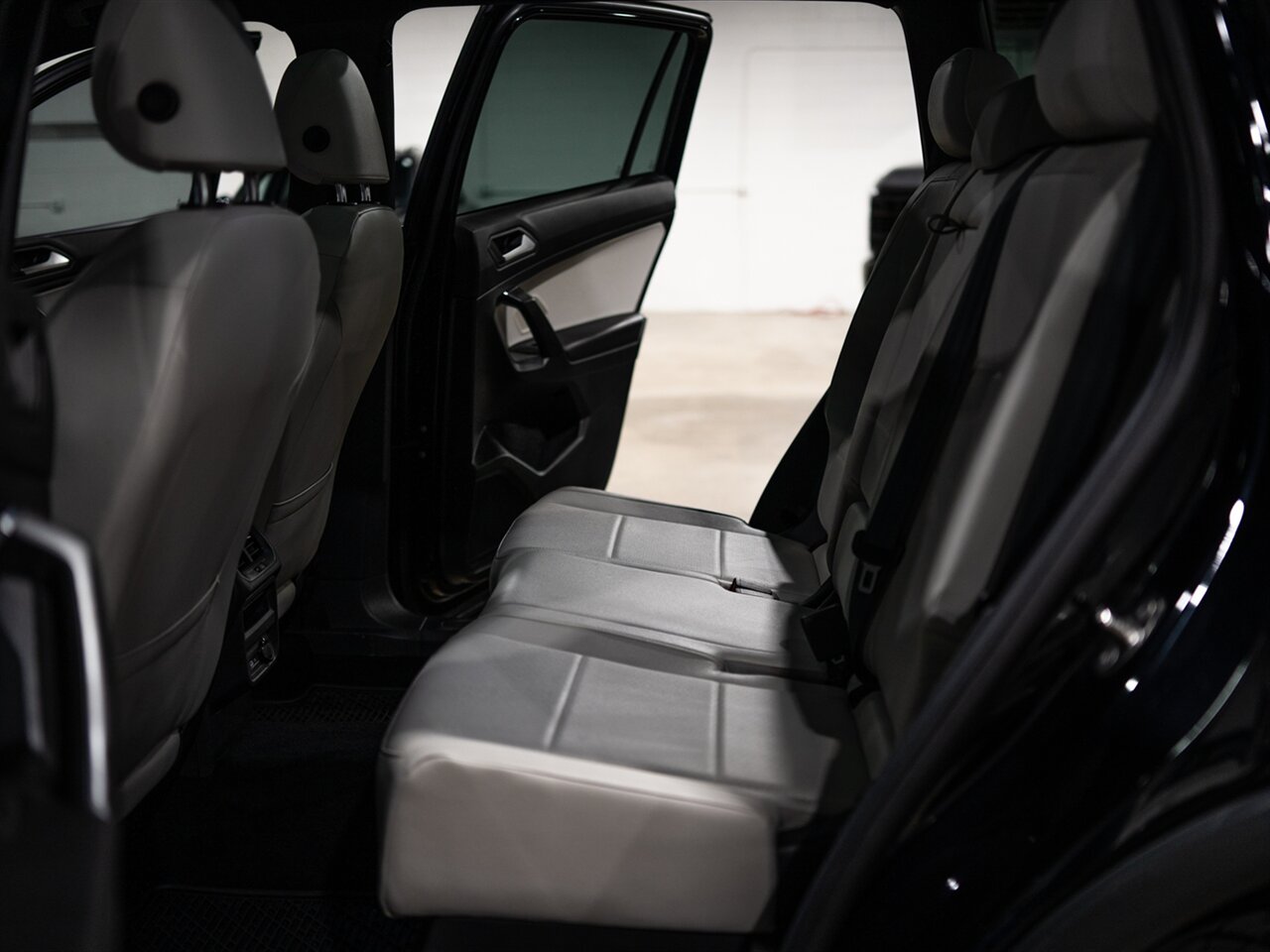 2021 Volkswagen Tiguan SE R-Line Black 4Motion - Photo 35 - Peoria, IL 61615