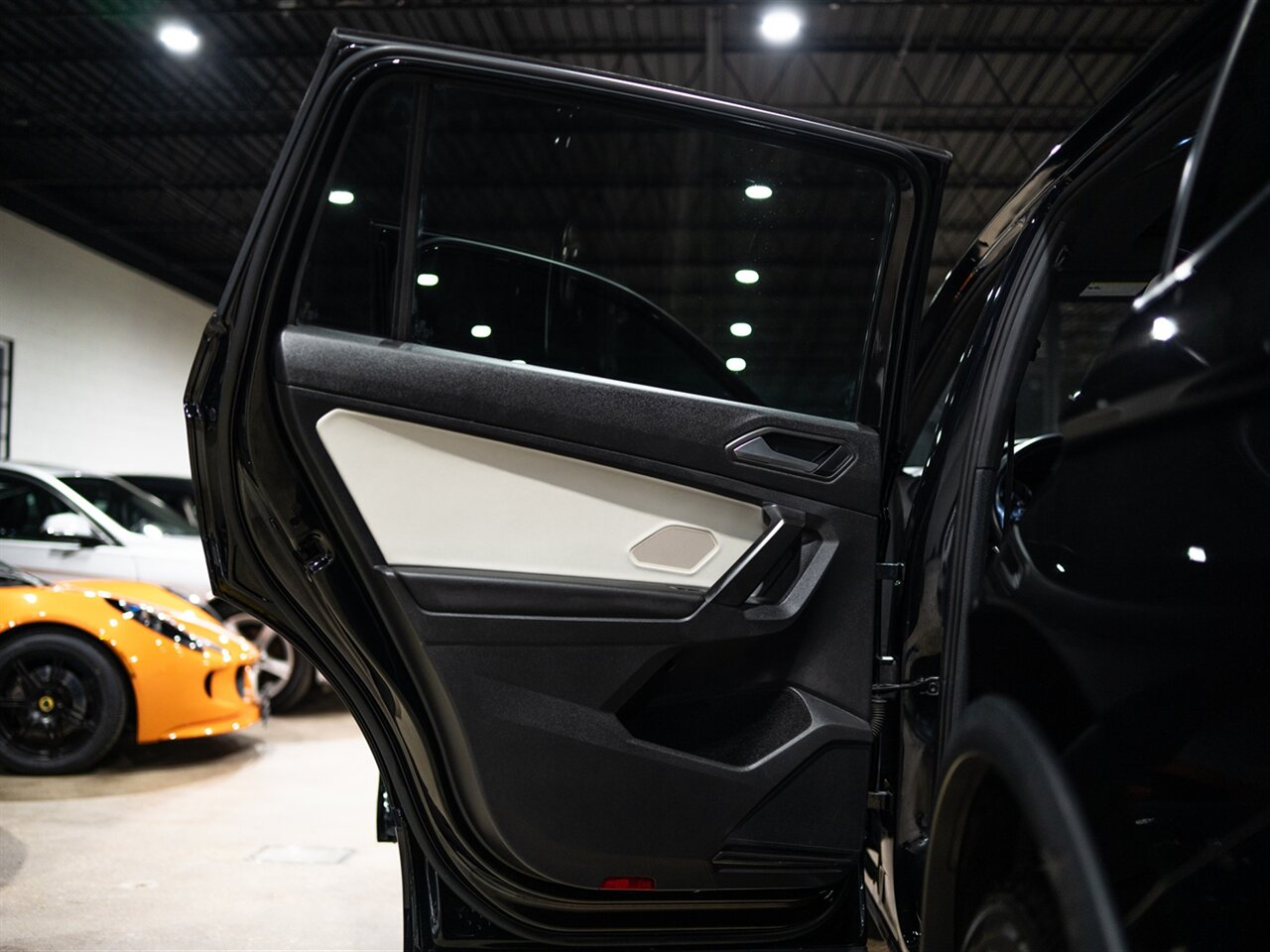 2021 Volkswagen Tiguan SE R-Line Black 4Motion - Photo 38 - Peoria, IL 61615