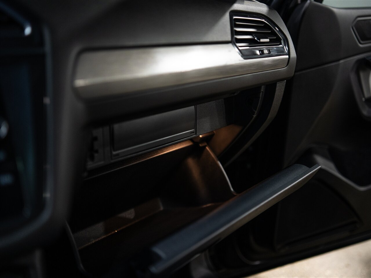 2021 Volkswagen Tiguan SE R-Line Black 4Motion - Photo 31 - Peoria, IL 61615