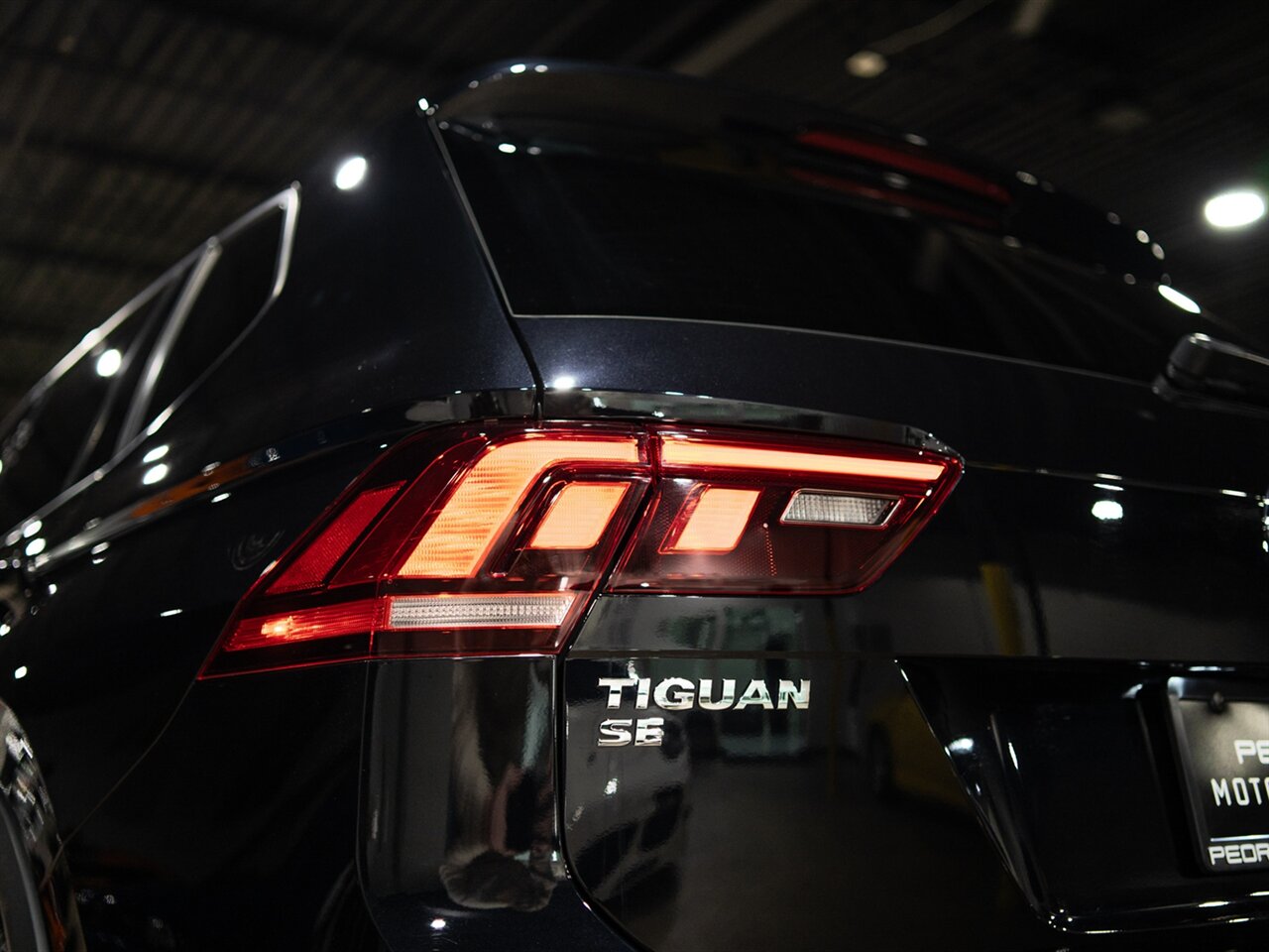 2021 Volkswagen Tiguan SE R-Line Black 4Motion - Photo 14 - Peoria, IL 61615