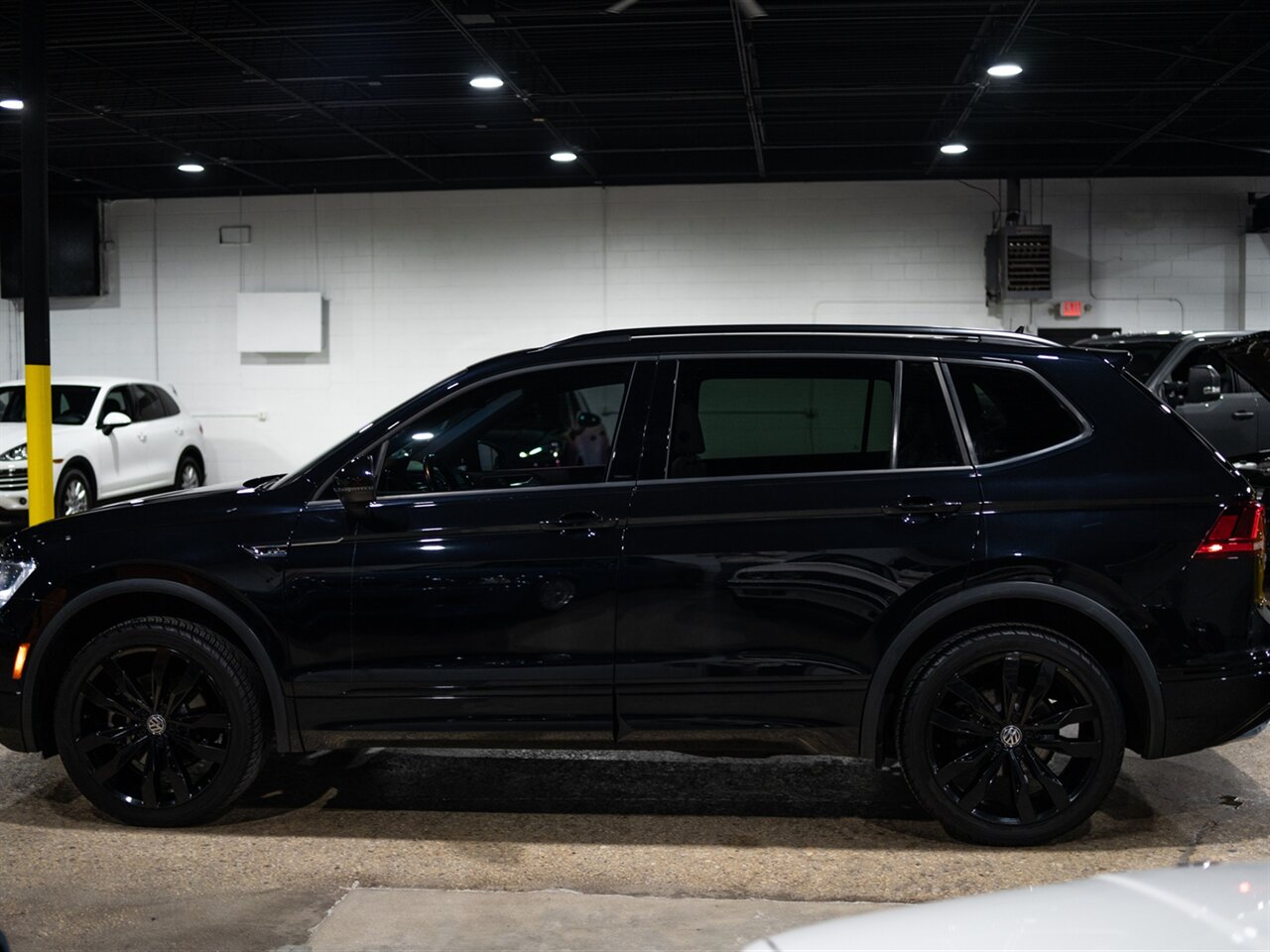 2021 Volkswagen Tiguan SE R-Line Black 4Motion - Photo 7 - Peoria, IL 61615