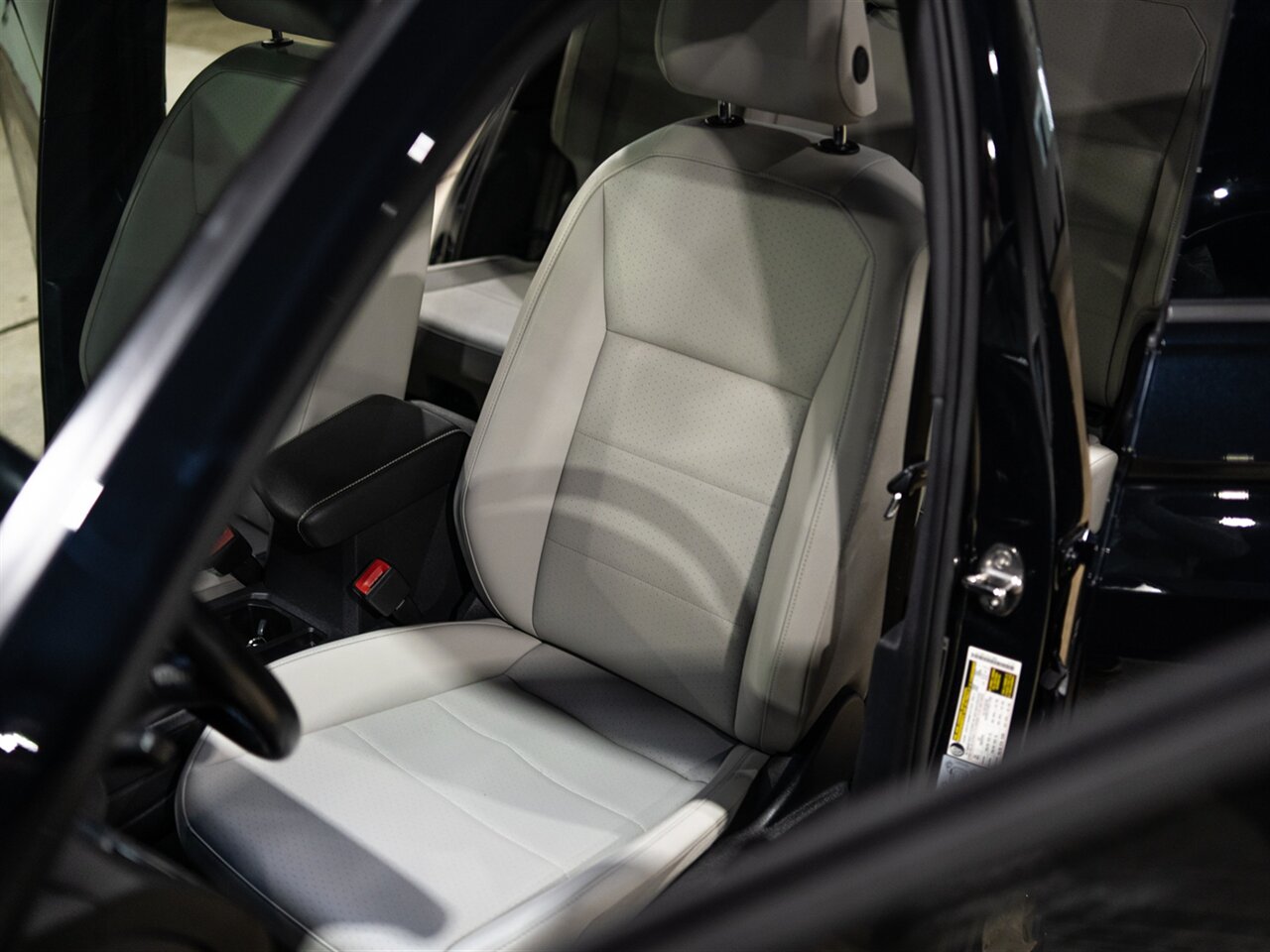 2021 Volkswagen Tiguan SE R-Line Black 4Motion - Photo 32 - Peoria, IL 61615