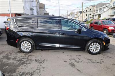 2017 Chrysler Pacifica TOURING L   - Photo 8 - Elizabeth, NJ 07201