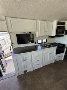 2016 Winnebago VISTA   - Photo 10 - Hatch, NM 87937