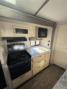 2019 Winnebago Minnie Plus 27RBDS - Photo 10 - Hatch, NM 87937