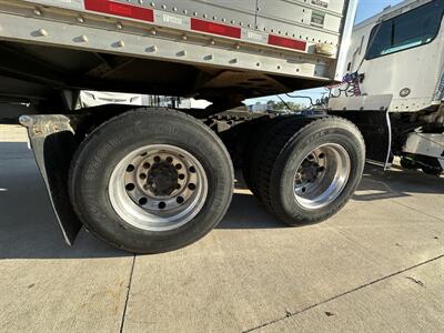 2006 Freightliner Columbia 112   - Photo 6 - Elkhart, IN 46514