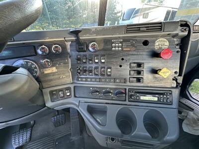 2006 Freightliner Columbia 112   - Photo 10 - Elkhart, IN 46514