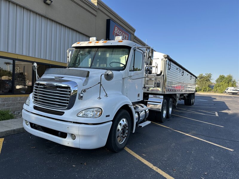 2006 Freightliner Columbia 112   - Photo 1 - Elkhart, IN 46514