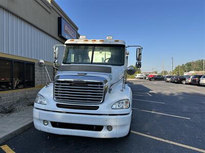 2006 Freightliner Columbia 112   - Photo 2 - Elkhart, IN 46514
