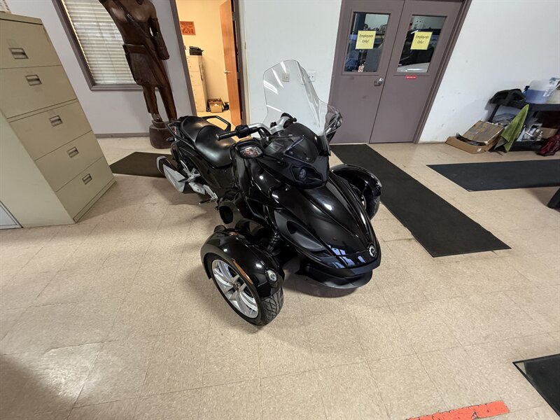 2015 CAN-AM ROADSTER   - Photo 1 - Elkhart, IN 46514