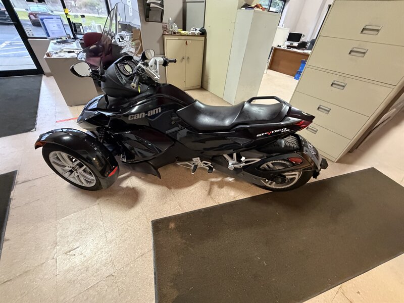 2015 CAN-AM ROADSTER - Photo 10 - Elkhart, IN 46514