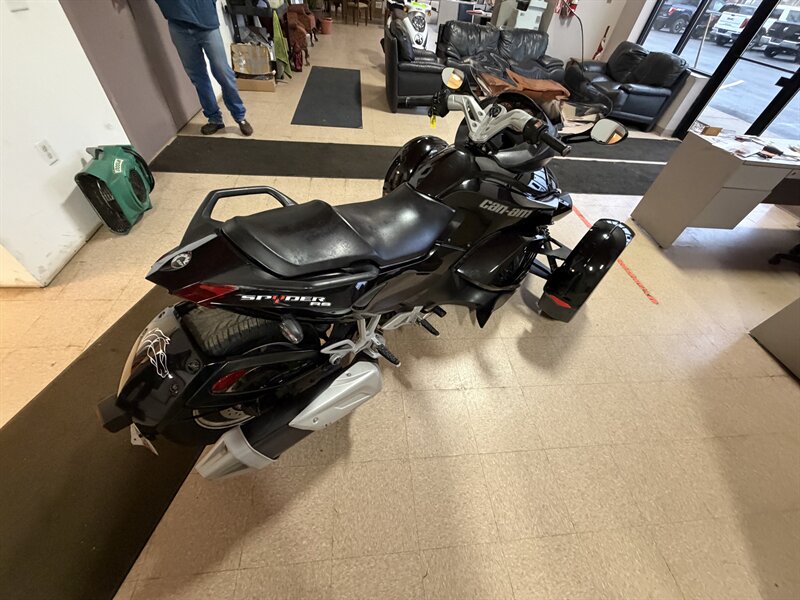 2015 CAN-AM ROADSTER - Photo 14 - Elkhart, IN 46514