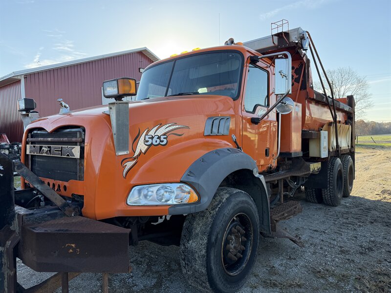 2009 Mack GU800 Granite   - Photo 1 - Elkhart, IN 46514