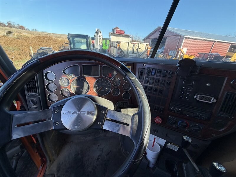 2009 Mack GU800 Granite - Photo 15 - Elkhart, IN 46514