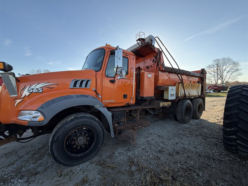 2009 Mack GU800 Granite - Photo 2 - Elkhart, IN 46514