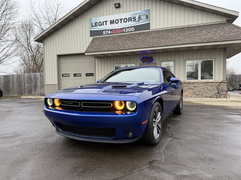 2019 Dodge Challenger SXT   - Photo 1 - Elkhart, IN 46514