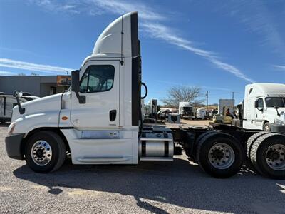 2016 Freightliner Cascadia 1   - Photo 3 - Nogales, AZ 85621