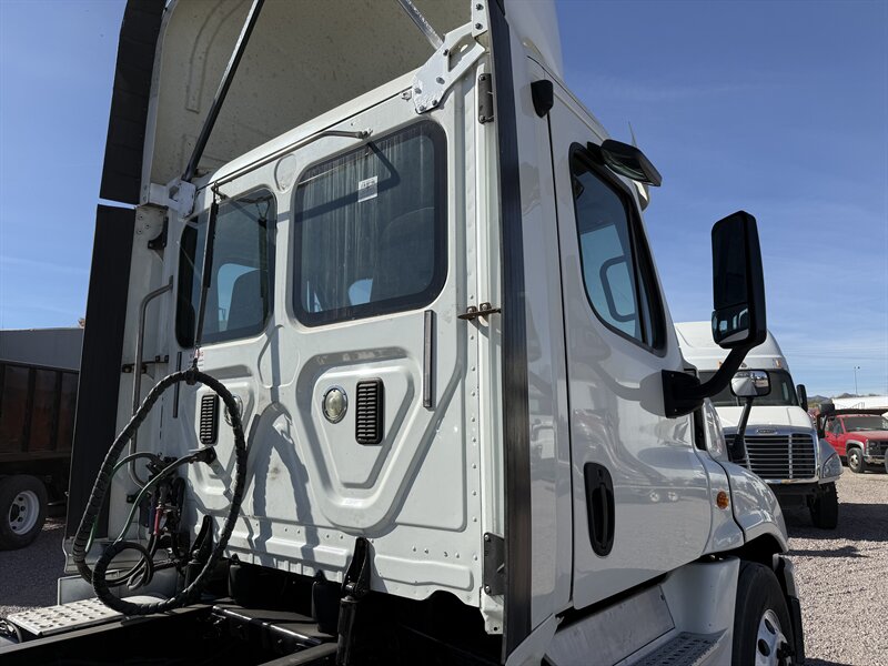 2014 Freightliner Cascadia - Photo 6 - Nogales, AZ 85621