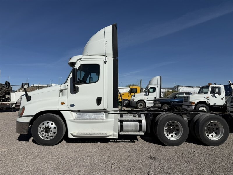 2014 Freightliner Cascadia - Photo 3 - Nogales, AZ 85621