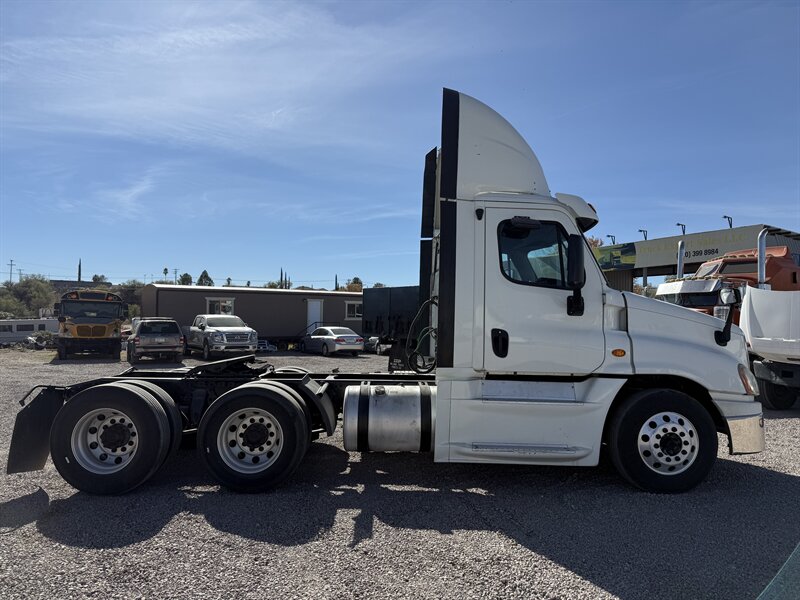 2014 Freightliner Cascadia - Photo 7 - Nogales, AZ 85621