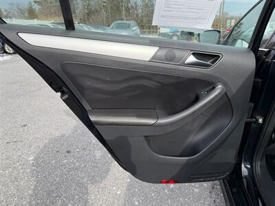 2011 Volkswagen Jetta SEL PZEV   - Photo 13 - Jonestown, PA 17038