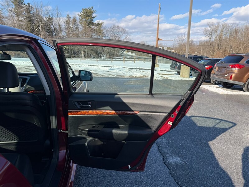 2011 Subaru Legacy 2.5i Limited - Photo 16 - Jonestown, PA 17038