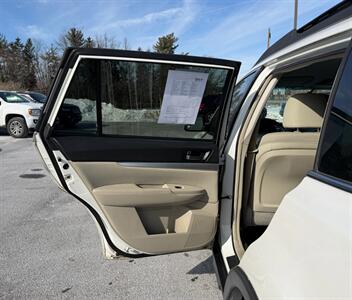2011 Subaru Outback 2.5i Premium - Photo 11 - Jonestown, PA 17038