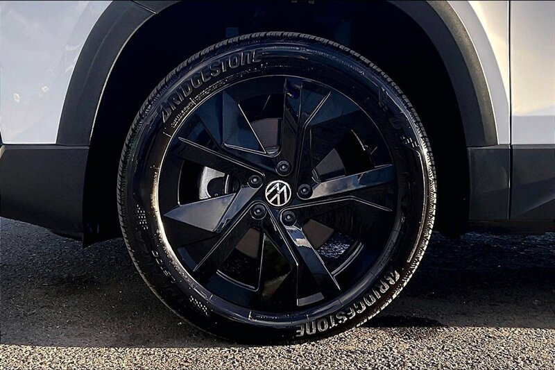 2025 Volkswagen Taos SE Black - Photo 9 - Ponce, AL 00717