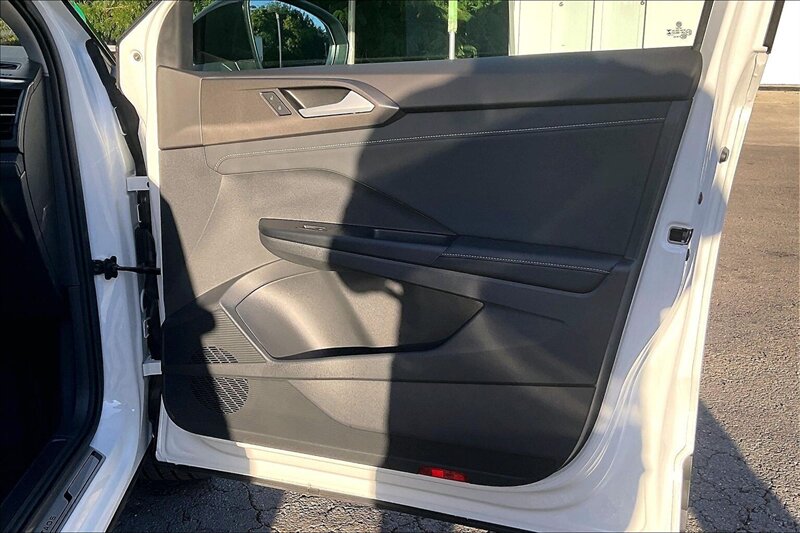 2025 Volkswagen Taos SE Black - Photo 23 - Ponce, AL 00717