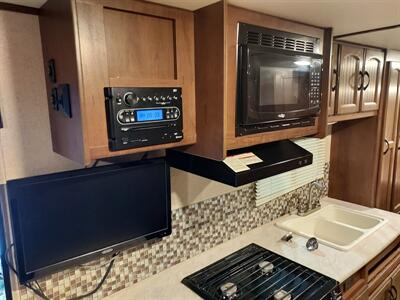 2015 Jayco FEATHER LIGHT X23B  HYBRID - Photo 18 - Rochelle, IL 61068
