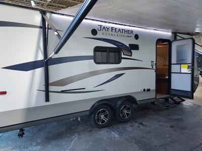2015 Jayco FEATHER LIGHT X23B  HYBRID - Photo 12 - Rochelle, IL 61068