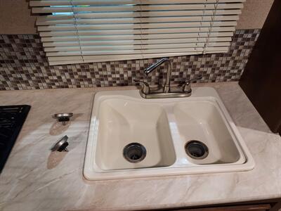 2015 Jayco FEATHER LIGHT X23B  HYBRID - Photo 22 - Rochelle, IL 61068